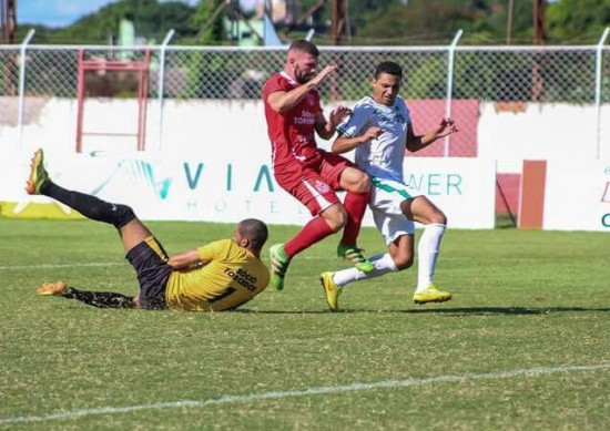 Zagueiro Léo Mendes(vermelho) fez seu primeiro gol com a camisa do Paranavaí
