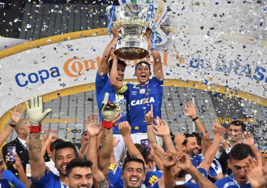 Cruzeiro levanta a taça de campeão da Copa do Brasil de 2018