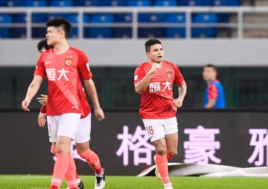 Elkeson comemora o primeiro gol pelo Guangzhou Evergrande em sua reestreia