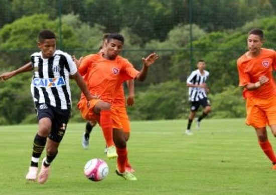 Sub14 do Desportivo Brasil em ação contra o Santos